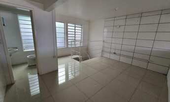 Imagem 4: Loja na Av Primeiro de Março com mezanino e estacionamento em frente!