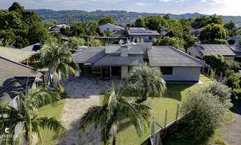 Imagem: Casa de alto padrão à venda no bairro