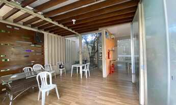 Imagem: Casa térrea com sobrado no fundo