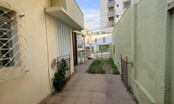 Imagem 2: Casa térrea com sobrado no fundo