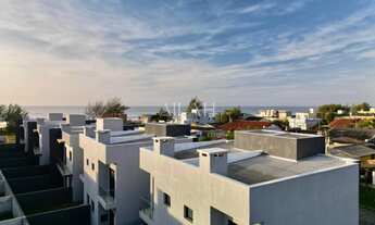 Imagem 2: Excelente sobrado com 112,72 metros quadros há uma quadra da praia