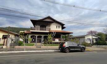 Imagem: Casa com três pavimentos no bairro Centro
