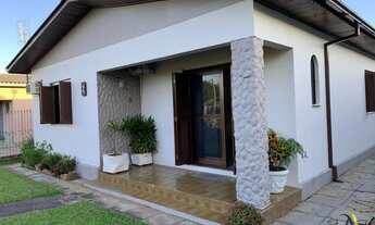 Imagem: Casa com amplo terreno e 3 quartos no bairro