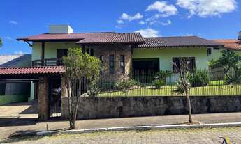 Imagem: Casa de alto padrão com amplo terreno no