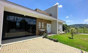 Imagem: Casa de alto padrão com amplo terreno no