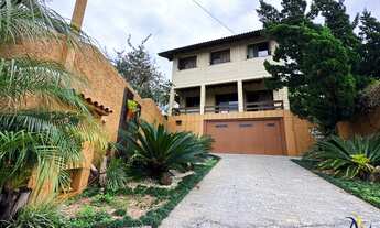 Imagem: Charmosa Casa Colonial em Condomínio Fechado