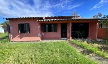 Imagem: Linda casa sozinha no pátio com amplo terreno