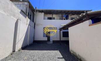 Imagem: Terreno de 200m² com 3 casas, à venda