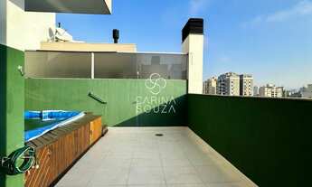 Imagem: Ampla cobertura plana com piscina no bairro