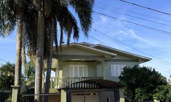 Imagem: CASA COM TERRENO AMPLO DE ESQUINA, TODA