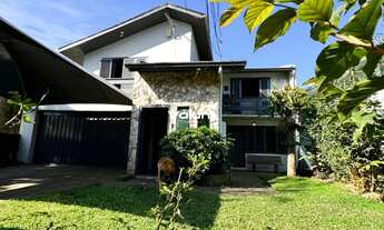 Imagem: Casa com dois pavimentos no bairro Cruzeiro