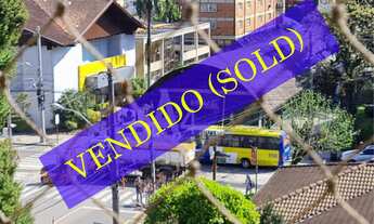 Imagem: Cobertura no CENTRO de GRAMADO Junto a Rua