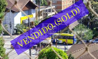 Imagem: Cobertura no CENTRO de GRAMADO Junto a Rua