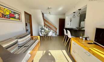 Imagem: Cobertura decorada com lareira e churrasqueira