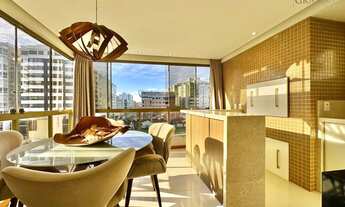 Imagem: FRENTE DE UMA LINDA PRAÇA EM BAIRRO NOBRE