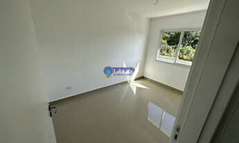 Imagem 5: Descubra o Encanto Único desta Casa de Esquina com 3 Quartos e Terreno Amplo!