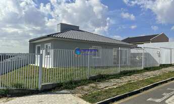 Imagem 1: Descubra o Encanto Único desta Casa de Esquina com 3 Quartos e Terreno Amplo!