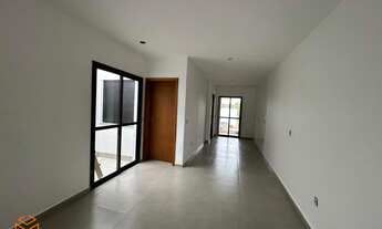 Imagem 2: Casa com amplo pátio nos fundos e suíte