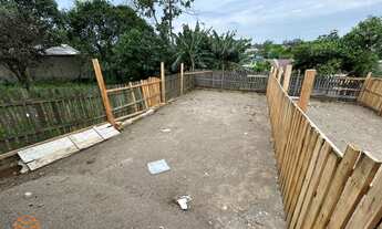 Imagem 4: Casa com amplo pátio nos fundos e suíte