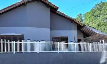 Imagem: Casa sozinha no pátio de esquina