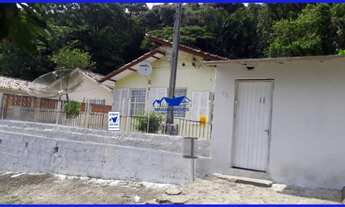 Imagem 2: Casa com 90 m², 2 dormitórios em terreno amplo com 650m², 13m x 50m no Centro de Lagun..