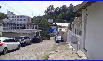 Imagem 1: Casa com 90 m², 2 dormitórios em terreno amplo com 650m², 13m x 50m no Centro de Lagun..