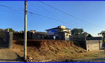 Imagem 2: Terreno com 385 metros quadrados, medindo 14m x 27,5m localizado a 520 metros da Avenida B