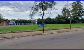 Imagem 7: Terreno amplo e plano com 1.212 metros quadrados com 18,13 metros de frente para a Avenida