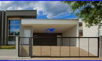 Imagem 3: Casa de alto padrão, plana com 134,00 metros quadrados de área construída com pé direito a