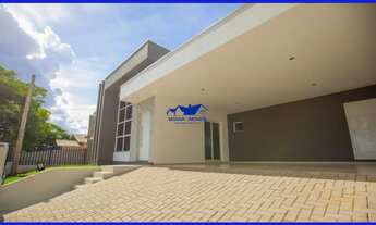 Imagem 6: Casa de alto padrão, plana com 134,00 metros quadrados de área construída com pé direito a