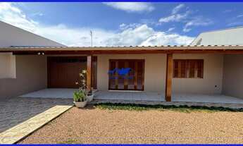 Imagem: Casa com 2 dormitórios, com deck nos fundos