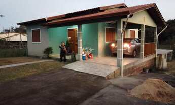 Imagem: Casa à venda com piscina e varanda no Bairro