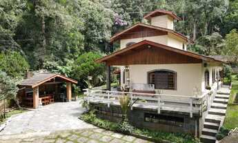 Imagem 3: Refúgio Sereno: Casa com Área Gourmet e Terreno Arborizado!