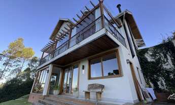 Imagem 2: Charmosa e Aconchegante Residência com Vista Panorâmica das Montanhas!