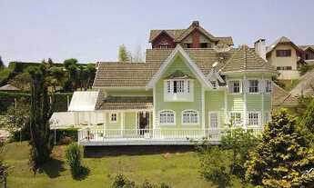 Imagem: Belíssima casa rodeada de muito verde com