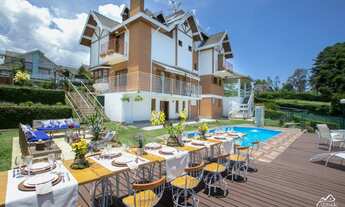 Imagem: Pousada com vista panorâmica e área de