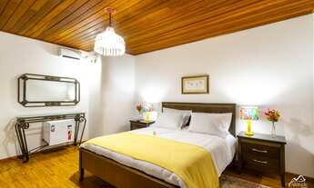 Imagem 3: Pousada com vista panorâmica e área de lazer com piscina e churrasqueira