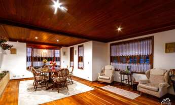 Imagem 4: Pousada com vista panorâmica e área de lazer com piscina e churrasqueira