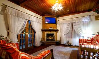 Imagem 5: Pousada com vista panorâmica e área de lazer com piscina e churrasqueira