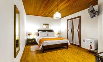 Imagem 6: Pousada com vista panorâmica e área de lazer com piscina e churrasqueira