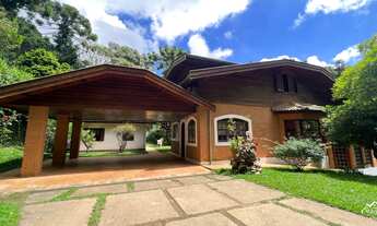 Imagem: Casa rústica com área gourmet e salão