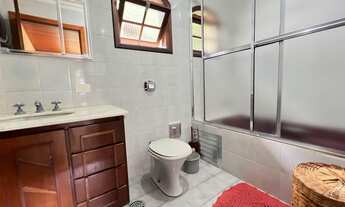 Imagem 6: Casa rústica com área gourmet e salão de jogos