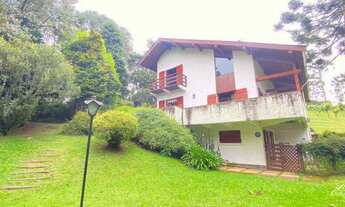 Imagem: Sobrado com 3 pavimentos e amplo terreno