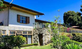 Imagem 3: Casa com 6 suítes em bairro nobre, rodeada de muito verde!