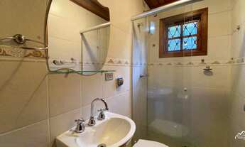 Imagem 3: Casa com terreno plano, local arborizado e perto do centro