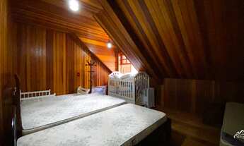 Imagem 4: Casa com terreno plano, local arborizado e perto do centro