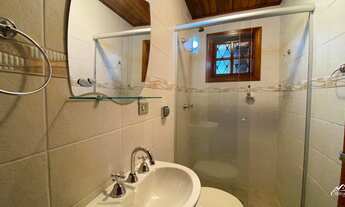 Imagem 5: Casa com terreno plano, local arborizado e perto do centro