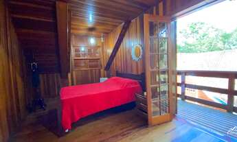 Imagem 7: Casa com terreno plano, local arborizado e perto do centro