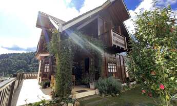 Imagem 2: Casa com Excelente Localização e Belíssimo Jardim!