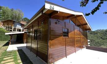 Imagem 2: Casa em Região Tranquila com Área Gourmet e Vista Deslumbrante!